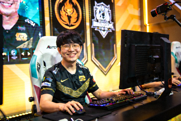 Dragon Knights辅助选手Luna在比赛中露出自信微笑